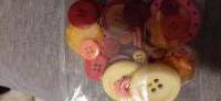Knopen mix  - grote en kleine knopen  - geel achtig kleuren/ 50 gram