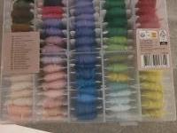 Doos met 80 x borduurgaren