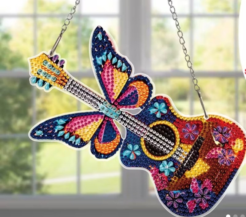 Raamhanger  Gitaar + vlinder- Diamond p.