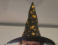 Heksenhoed zwart met goudkleurige sterren